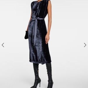 VELVET
Kandace velvet midi dress with pocket’s XSmall